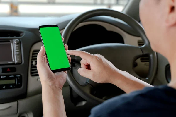 在车里用手机模仿男人的样子 司机手持空白绿色屏幕智能手机 通过地图导航应用程序搜索地址和销位置 运输技术 — 图库照片