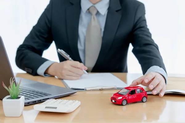 Coche Sobre Del Escritorio Con Hombre Firmando Documentos Compra Segundo —  Fotos de Stock