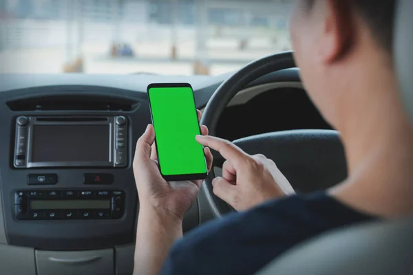 在车里用手机模仿男人的样子 司机手持空白绿色屏幕智能手机 通过地图导航应用程序搜索地址和销位置 运输技术 — 图库照片