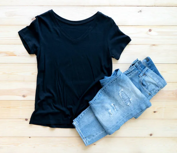 黒のTシャツのモックアップと茶色の木製の背景に短いジーンズ テンプレート フラットレイアウト — ストック写真