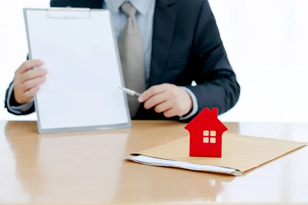 Agente Mostrar Contrato Para Casa Contrato Assinatura Cliente Para Empréstimo — Fotografia de Stock
