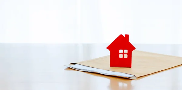 Evraklar zarfın üzerinde. Sigorta poliçesini, kira belgelerini ve kredi belgelerini tamamla. konsept adamı yeni ev satın alıyor