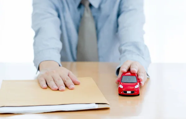 Biznesmen Wysłał Wniosek Pożyczkę Samochodową Dokument Mały Czerwony Samochód — Zdjęcie stockowe