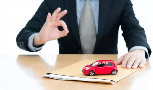 Podnikatel Poslal Žádost Půjčku Auto Dokument Malé Červené Auto — Stock fotografie