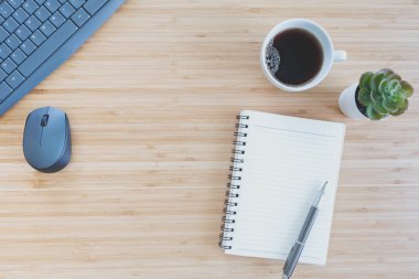 Düz kompozisyon, defter, kalem, kahve, bitki, dizüstü bilgisayar ahşap arka planda. Üst görünümü kavra