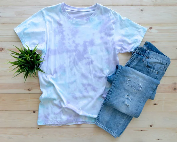 Gravata Colorida Morrer Tshirt Jean Fundo Madeira Asiático Moda Verão — Fotografia de Stock