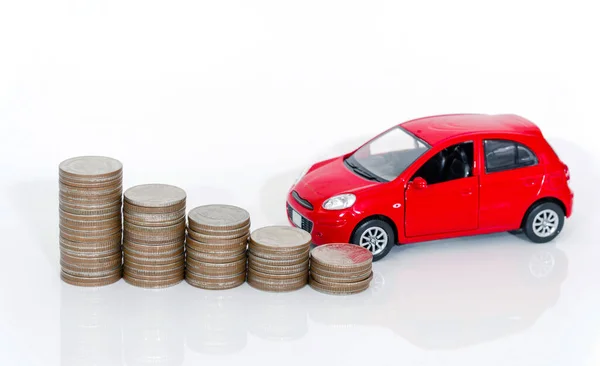 コインスタック上の赤いミニチュア車 車のローンとリース時間の概念 自動車保険の概念 車のモデルと貨幣で金融を — ストック写真
