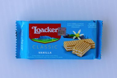 Vanilya Kremalı Klasik Loacker Çıtır Ekmek Paketi 45 gramlık açılmamış. Popüler İtalyan Gofret Markası 'nın detaylı stüdyo fotoğrafı. Gıda ve perakende konsepti. Üst görünüm.
