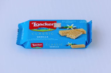 Vanilya Kremalı Klasik Loacker Çıtır Ekmek Paketi 'nin açılmamış 45 gramlık yakın plan görüntüsü. Loacker lezzetli gofret ve çikolata spesiyalitesi olan bir İtalyan markasıdır..