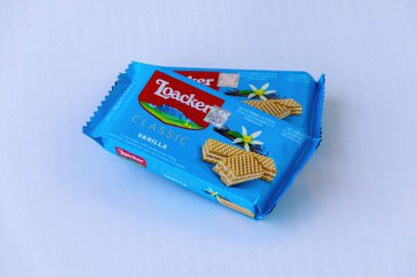 Açılmamış iki adet 45 gramlık klasik Loacker klasik vanilyalı gofret. Ürün adını ve markasını gösteriyor. Beyaz bir arka planda izole edilmiş. Loacker gofret bisküvileri.