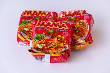 Orijinal Tayland Tarifi Orijinal Doğu Tarifi 'nin yer aldığı, beyaz arka planda izole ve düzgün bir şekilde düzenlenmiş üç MAMA hazır şehriye paketi. Hazır Asya yemekleri konsepti..