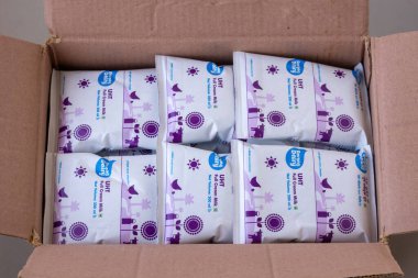 Aarong Dairy UHT Süt 200ml x 30 ayrı paket orijinal karton ambalaj kutusunda sergilenmektedir, tam krema ve düşük yağlı süt ürünleri markalaştırılmaktadır. Ticari perakende ürün çekimi.