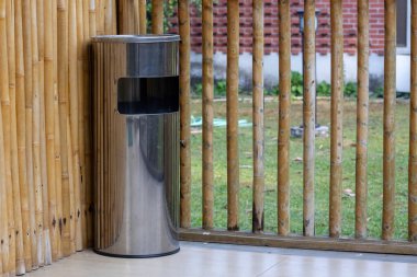 Çift işlevli paslanmaz çelik çöp tenekesi / çöp tenekesine yakın plan, balkona yerleştirilmiş entegre kül tablası. Açık ya da kapalı, halka açık, ticari ya da ofis alanları için elverişli.