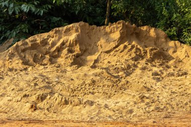 Büyük, dokulu bir yığın ince silis dioksit (silikon dioksit), inşaat alanında kullanılmaya hazır, beton veya havan topu üretimi yapan granüler bir malzeme..