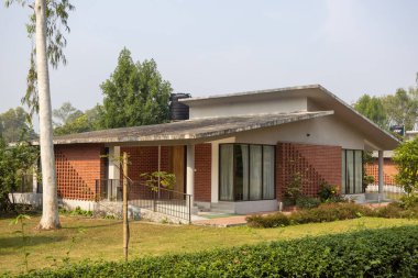 Shaldah Eco Resort, Gazipur, Bangladeş 'teki' PARULI 'binasında modern, tek katlı bir mimari tasarım sergilenmektedir. 3 Aralık 2025