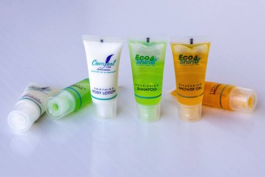 Echo Shine lüks konforların zarif koleksiyonu: besleyici şampuan, rahatlatıcı vücut losyonu, ve perakende tüplerde ferahlatıcı duş jeli. Premium tatil köyü misafirleri için profesyonel tuvalet malzemeleri sağlandı.