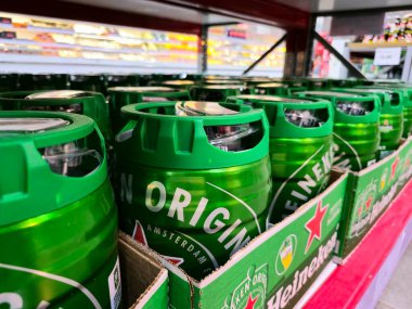 Markette bir fıçı Heineken birası.