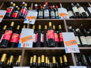 Süpermarket raflarındaki şarapların çeşitliliği.