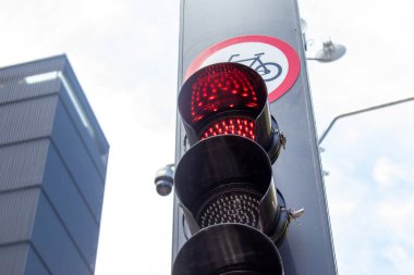 Bir döngü yolu alanında sinyal veren trafik ışığı.