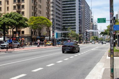 Paulista Bulvarı, So Paulo 'da hafif trafik ve şirket binalarıyla..
