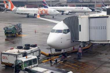 Bir GOL Linhas Bölgesi uçağı Guarulhos Uluslararası Havalimanı So Paulo, Brezilya 'daki köprüde demirledi..