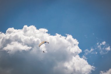 Skydiver silüeti üzerinde gökyüzü ve bulutlar arka uçar