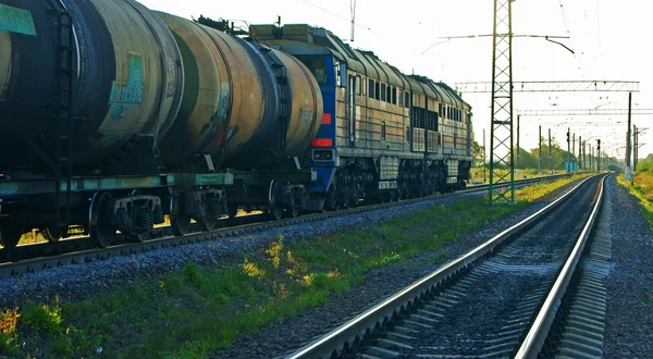 Yük treni tankları ile