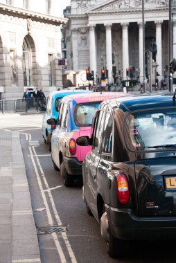Londra, İngiltere. 7 Mart 2016. Şehir ve yol geçtikten yayalar Trafik ışıklarında durdu taksi.