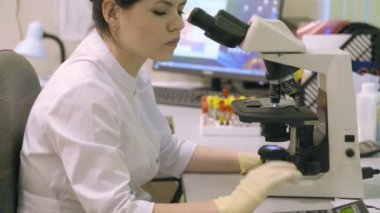 Doktor mikroskop ile seyir