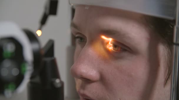 Läkare examinating mans vision — Stockvideo