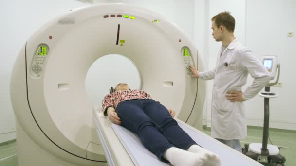 Доктор нажимает кнопки на МРТ — стоковое видео