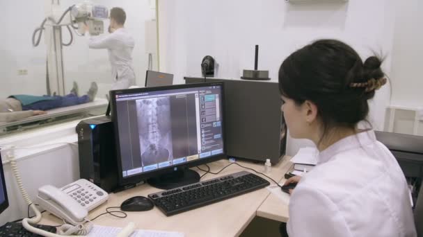 Twee artsen examinting patiënt met behulp van mri — Stockvideo