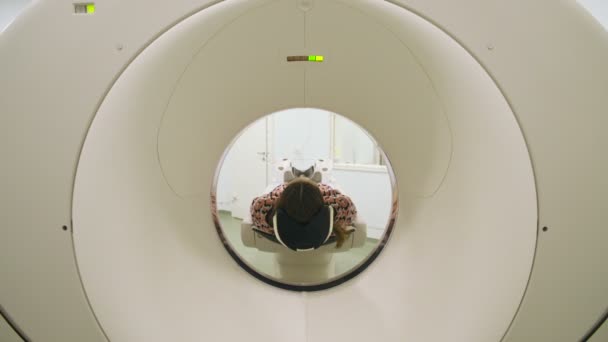 Mulher em movimento na máquina de ressonância magnética — Vídeo de Stock