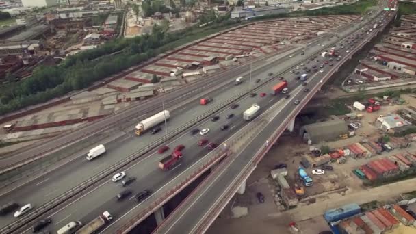 Vue aérienne de la circulation automobile sur l'autoroute — Video