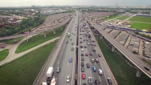 Vista aérea del tráfico de automóviles en la carretera — Vídeos de Stock