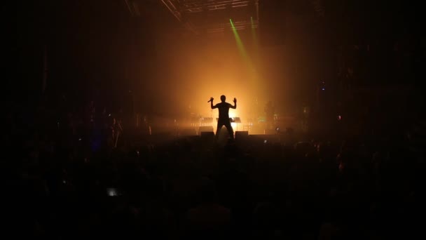 Silhouet van rockster op concert — Stockvideo
