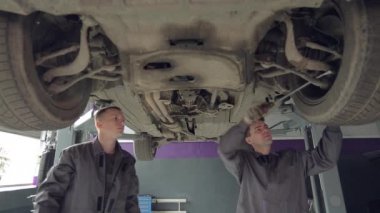 Erkekler araba tekerlekleri kontrol