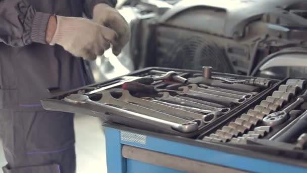 Motor monteur nemen instrumenten — Stockvideo