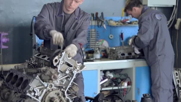 Чоловік працює з двигуном автомобіля — стокове відео