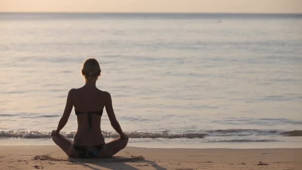 Meditando sulla spiaggia — Video Stock