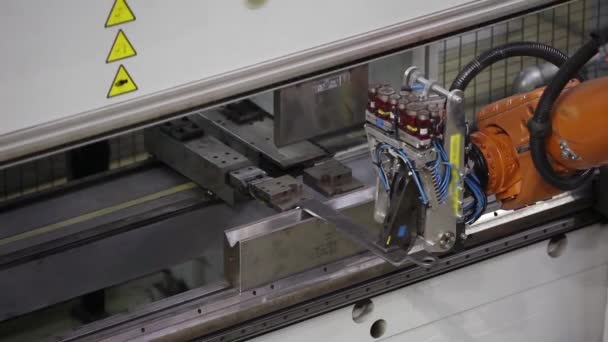 Gros plan sur le robot de cintrage — Video
