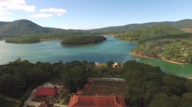 Dağlarda göl manzarası