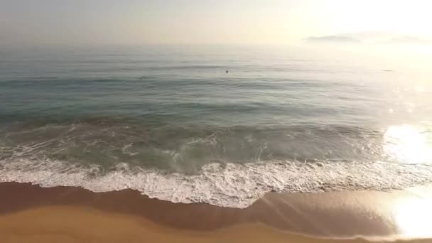 Voando sobre ondas do mar — Vídeo de Stock