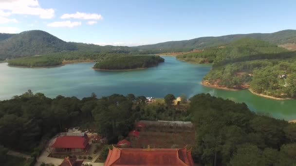 Lago en el paisaje de las montañas — Vídeos de Stock