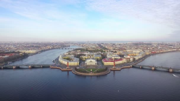 Veduta aerea dello spiedo dell'isola Vasilievskij a San Pietroburgo — Video Stock