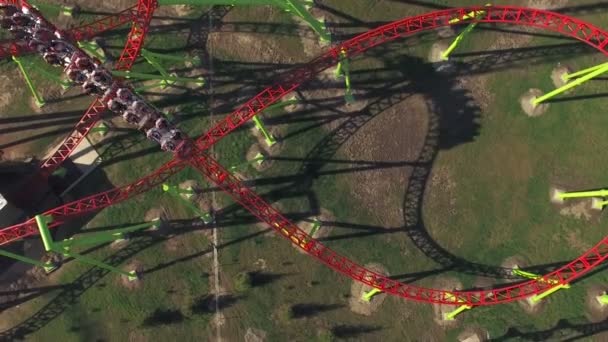 Vista aérea de la montaña rusa en el parque de atracciones — Vídeos de Stock