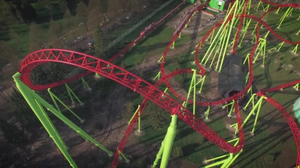 Widok z lotu ptaka roller coaster — Wideo stockowe