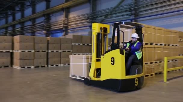 Man op heftruck vervoer van lading uit één opslag naar de andere — Stockvideo