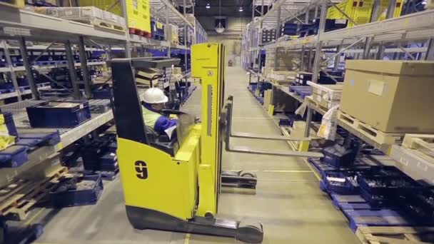 Arbetare på autoloader med box från rack — Stockvideo