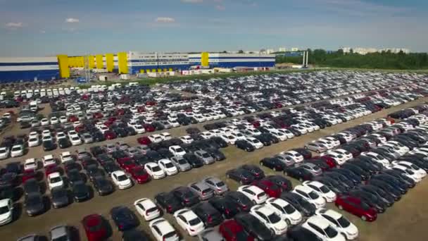 Vista aerea del parcheggio di stoccaggio con nuove auto invendute — Video Stock